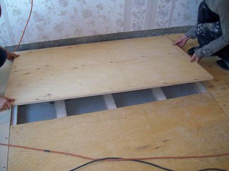 El piso de madera contrachapada se puede colocar en cualquier habitación, independientemente de su finalidad