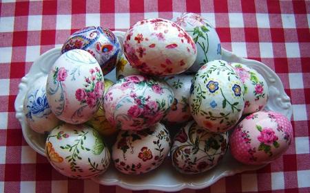 Los huevos de Pascua, decorados con la técnica de decoupage, se ven muy bien en la mesa festiva de Pascua
