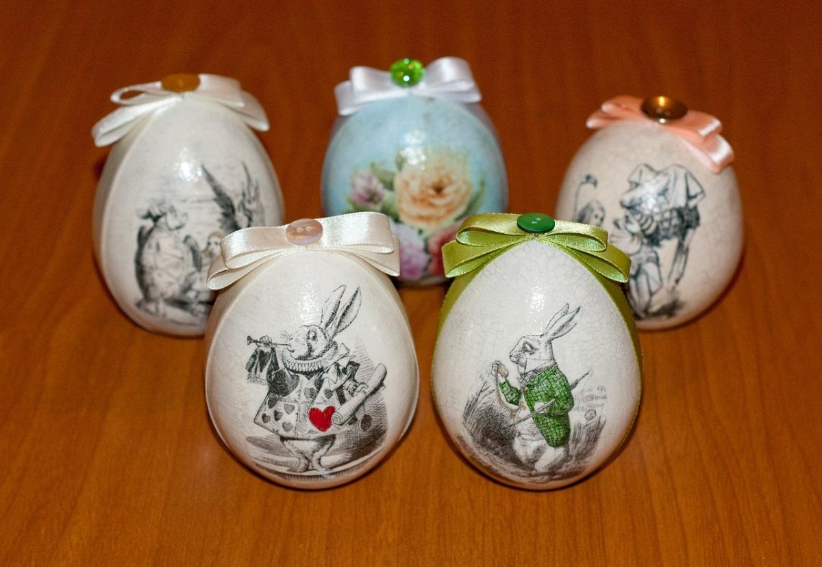 Además, puedes decorar huevos de Pascua con una cinta de regalo