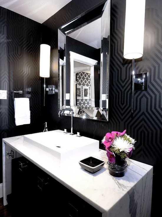 Cada detalle en la casa debe complacer a su dueño: es por eso que incluso en el baño uno debe pegarse el papel tapiz
