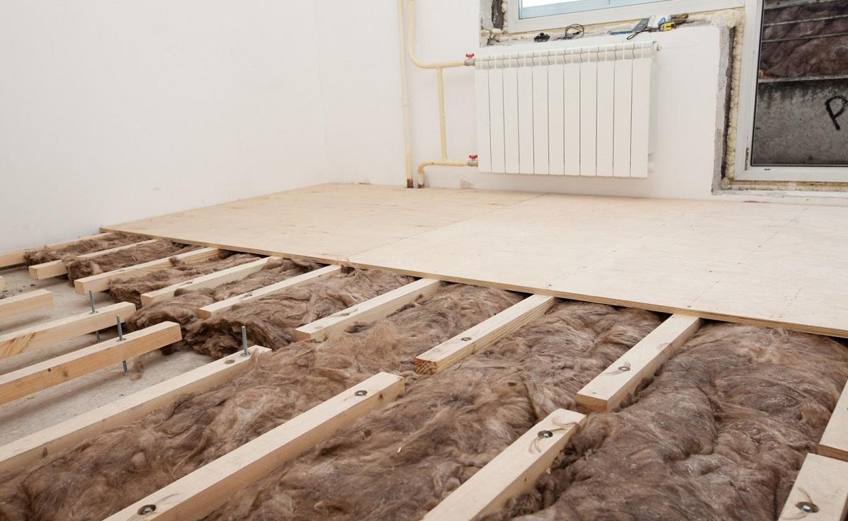 Mejorar las propiedades de rendimiento del piso de la madera contrachapada puede ser mediante la instalación de un material de aislamiento térmico entre los rezagos