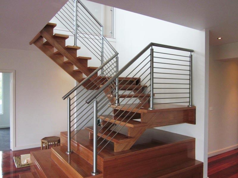 Viele bevorzugen es, Geländer für Treppen aus Edelstahl zu installieren, weil sie langlebig, praktisch und sicher sind