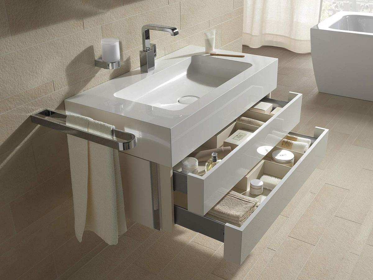 Eine ausgezeichnete Lösung ist der Kauf eines Badezimmerschranks unter der Spüle mit Schubladen