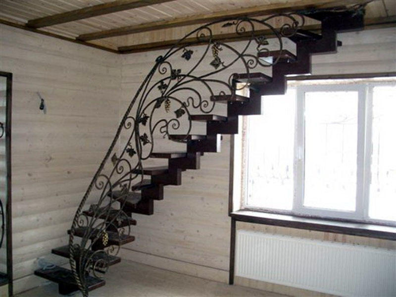 Um die Treppen für die Treppen aus Metall zu machen, ist es mit eigenen Händen möglich, im Voraus über ihr Design nachzudenken und Werkzeuge und Materialien für die Arbeit vorzubereiten