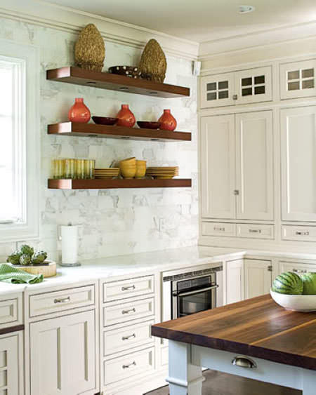 Los estantes en la cocina pueden jugar no solo un papel decorativo, sino también funcional