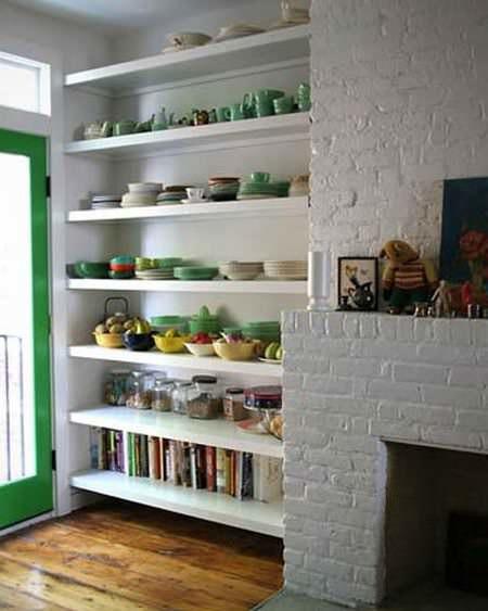 Los estantes decorativos en la cocina deben estar hechos de materiales prácticos y resistentes